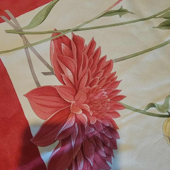 Salvatore Ferragamo Red and Cream Floral Scarf Made In Italy - Picture 1 of 16